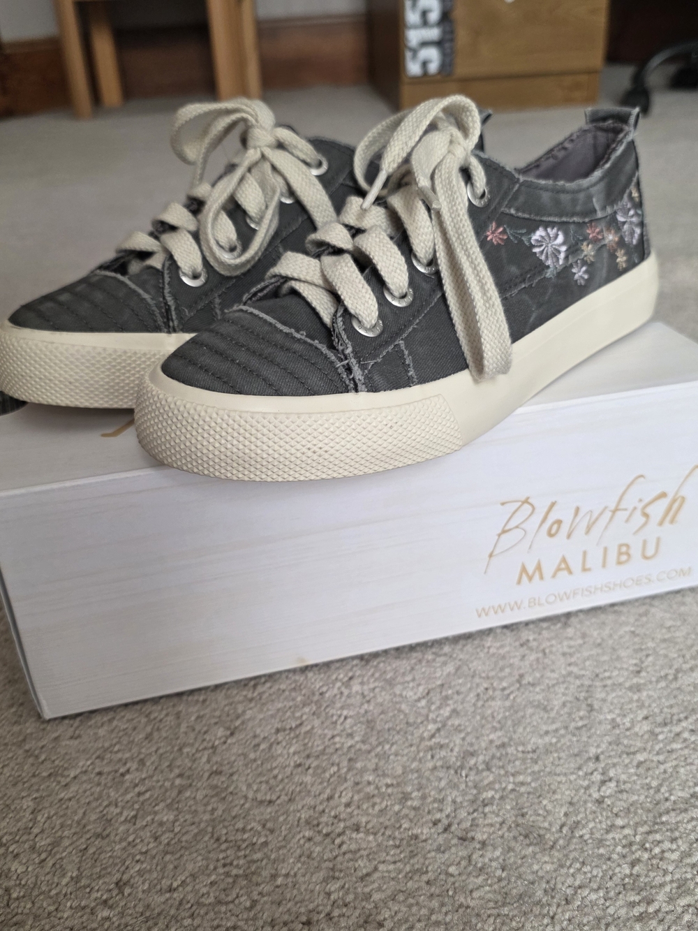 Blowfish Womens' Very Sadie Charcoal Embroidered Lace-Up Sneakers Size 8